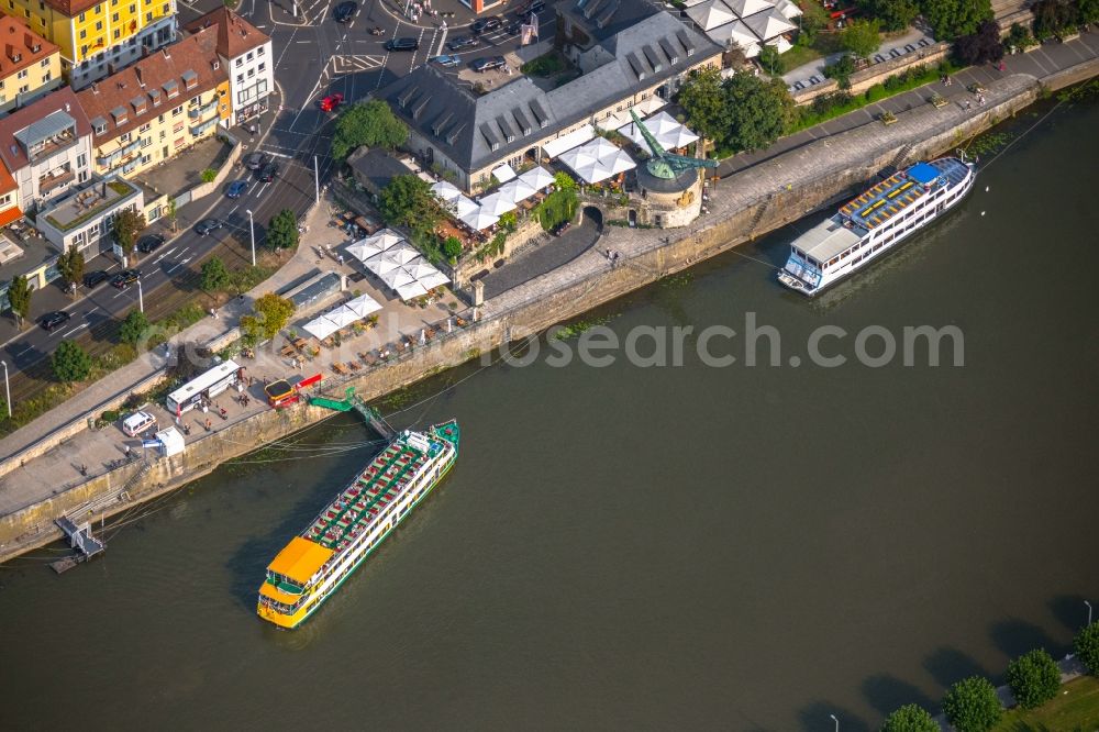 Aerial photograph Würzburg - Passenger ship in front of the gastronomy - restaurant - building with the Brauerei-Gasthof Alter Kranen in the district Altstadt in Wuerzburg in the state Bavaria, Germany