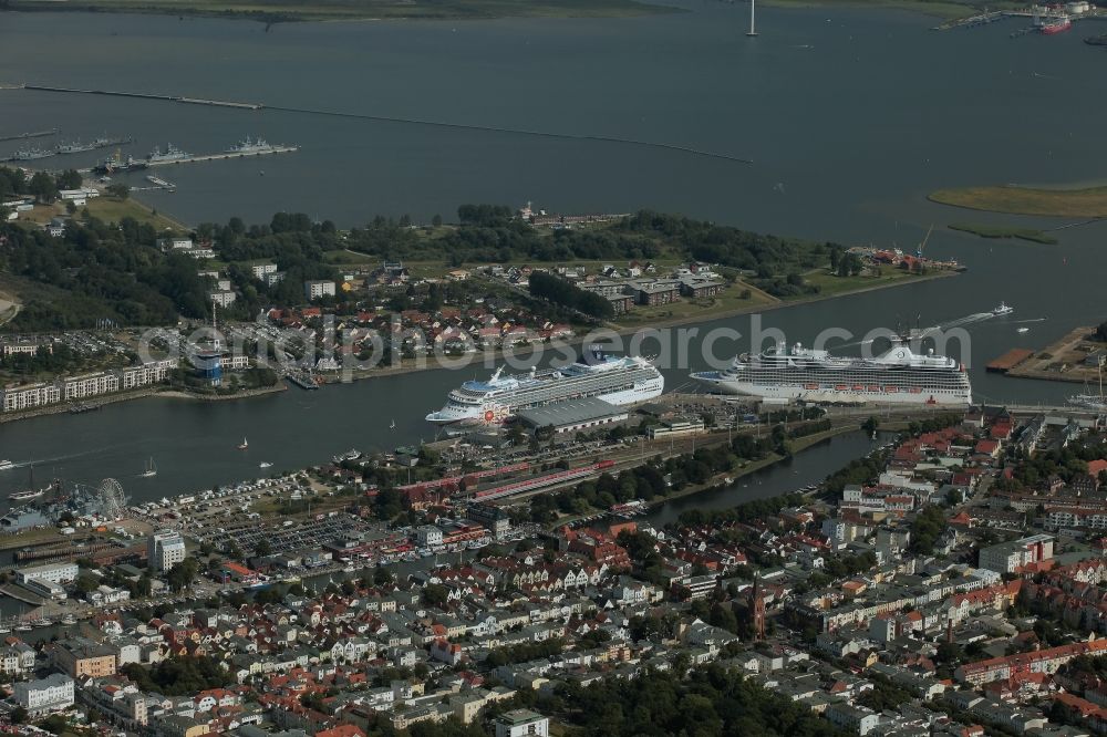 Aerial photograph Rostock - Passenger ship Marina und NORWEGIAN SUN in Rostock, Warnemuende in the state Mecklenburg - Western Pomerania