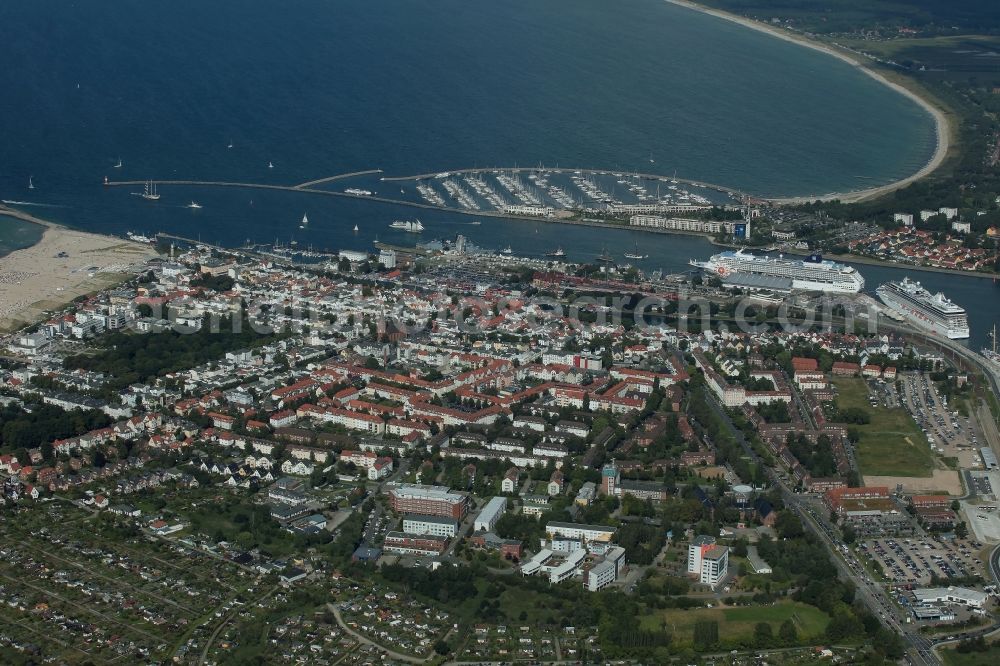 Aerial photograph Rostock - Passenger ship Marina und NORWEGIAN SUN in Rostock, Warnemuende in the state Mecklenburg - Western Pomerania