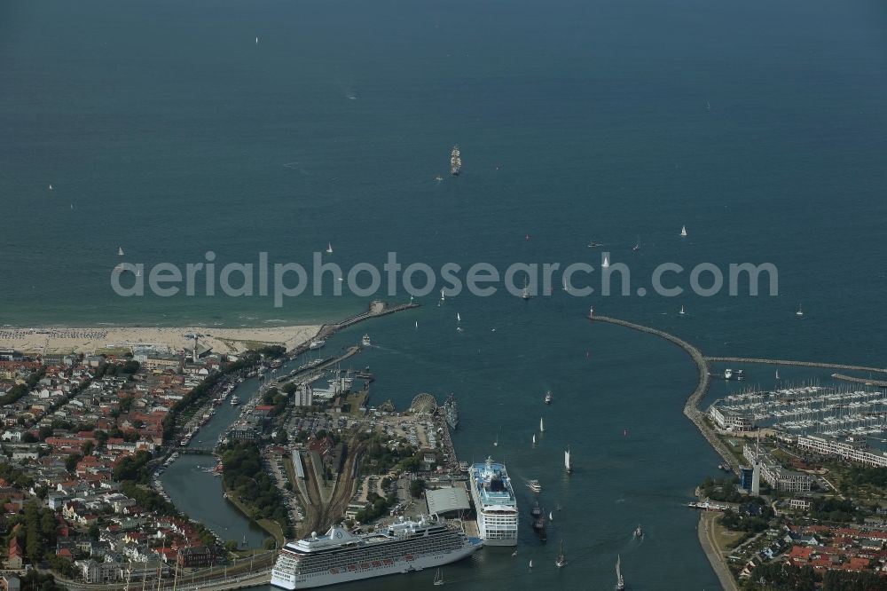 Aerial photograph Rostock - Passenger ship Marina und NORWEGIAN SUN in Rostock, Warnemuende in the state Mecklenburg - Western Pomerania