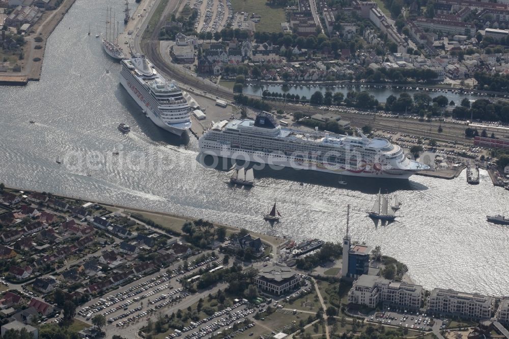 Aerial photograph Rostock - Passenger ship Marina und NORWEGIAN SUN in Rostock, Warnemuende in the state Mecklenburg - Western Pomerania