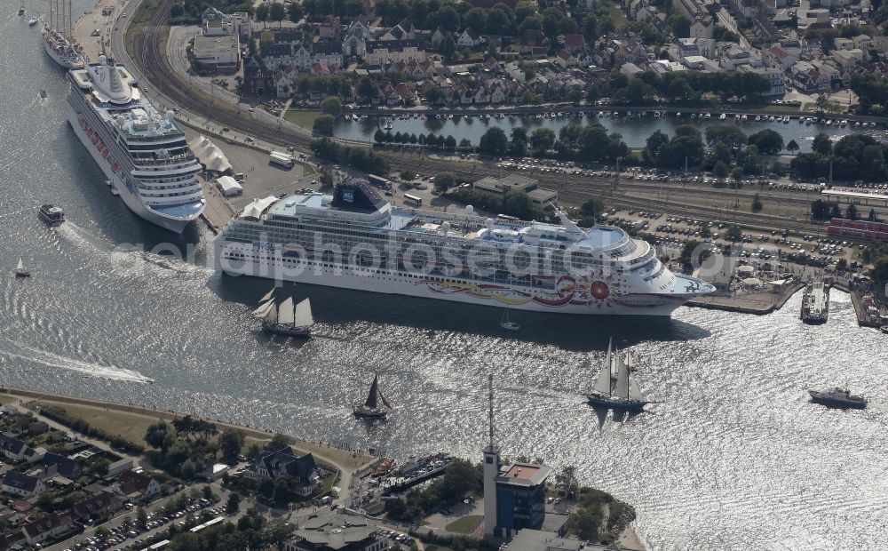 Rostock from the bird's eye view: Passenger ship Marina und NORWEGIAN SUN in Rostock, Warnemuende in the state Mecklenburg - Western Pomerania