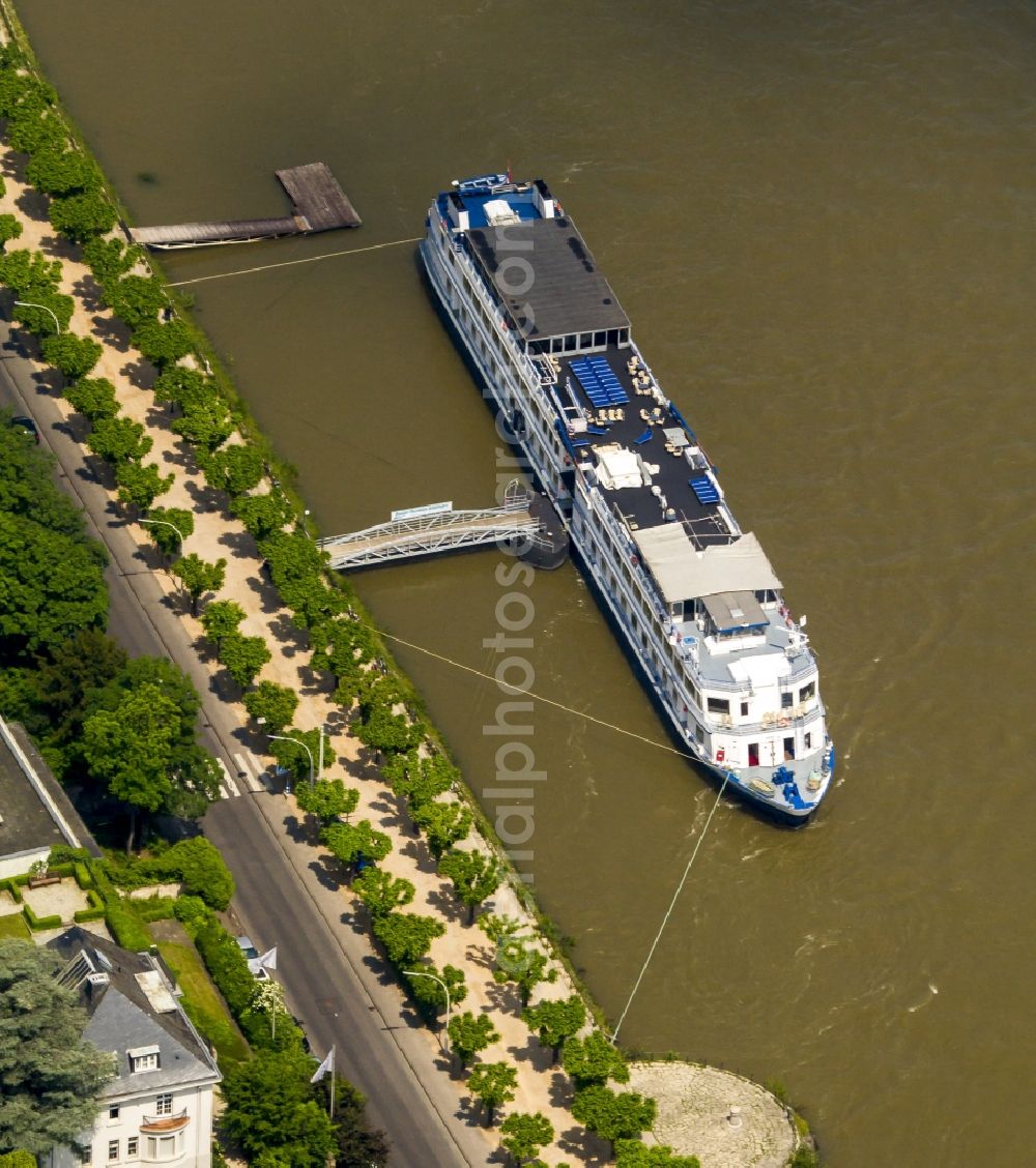 Bonn from the bird's eye view: Passenger ship on Promenade Rathenauufer on shore of river rhine in Bonn in the state North Rhine-Westphalia, Germany