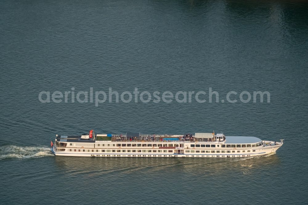 Aerial photograph Köln - Passenger ship STATENDAM on rhine river course in the district Innenstadt in Cologne in the state North Rhine-Westphalia, Germany