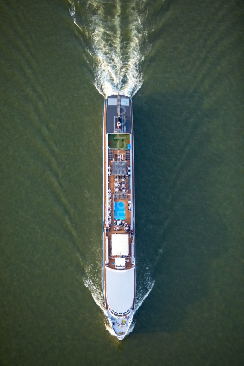 Aerial photograph Köln - Passenger ship STATENDAM on rhine river course in the district Innenstadt in Cologne in the state North Rhine-Westphalia, Germany