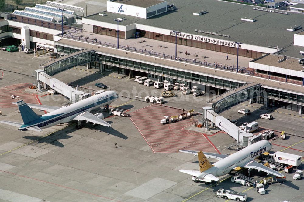 Schönefeld from the bird's eye view: Parking, passenger terminal and movement area fo the Schönefeld Airport