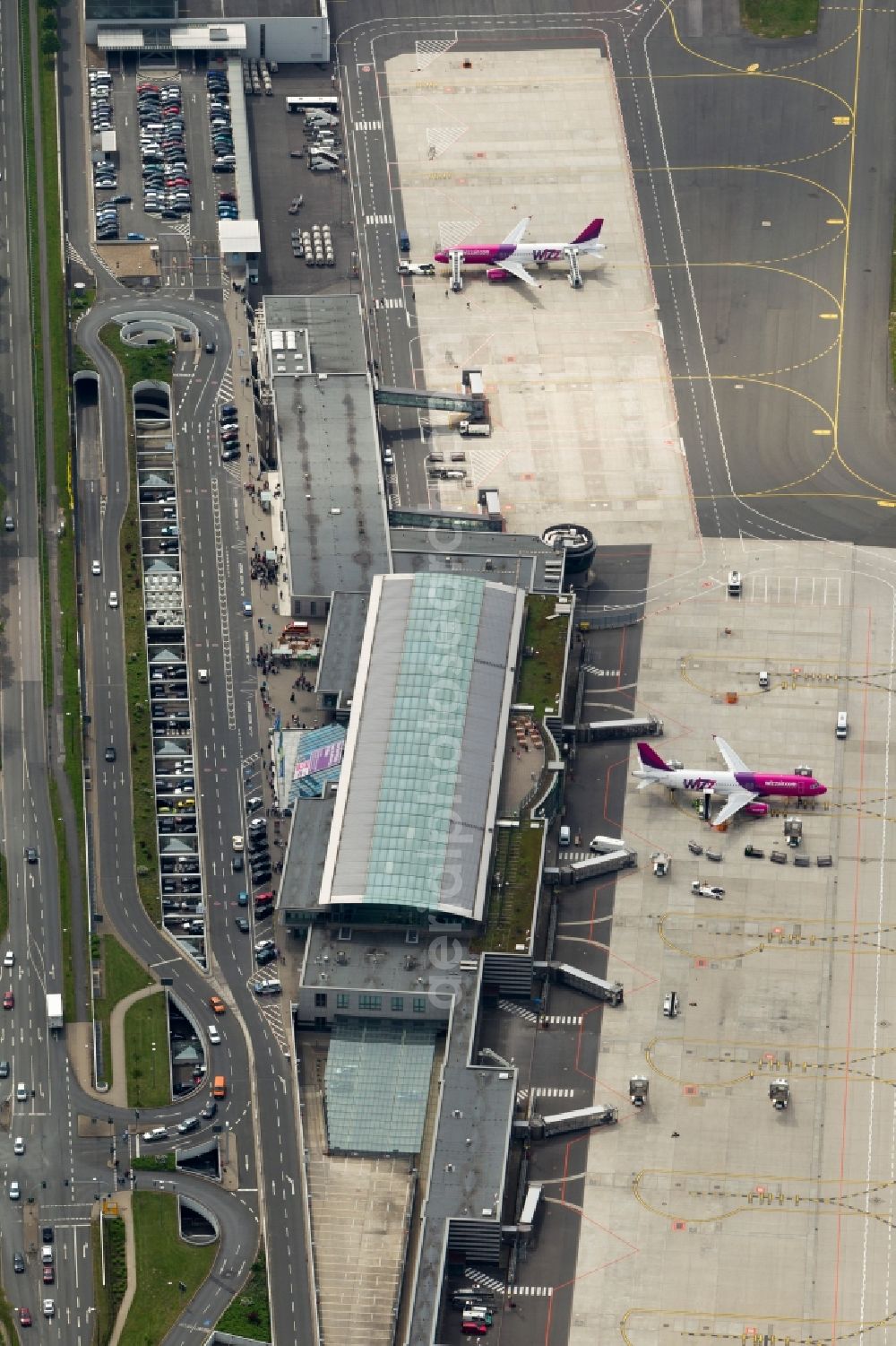 Aerial photograph Holzwickede - Passenger airplane Airbus A320 in parking position - parking area at the airport in Holzwickede in the state North Rhine-Westphalia, Germany