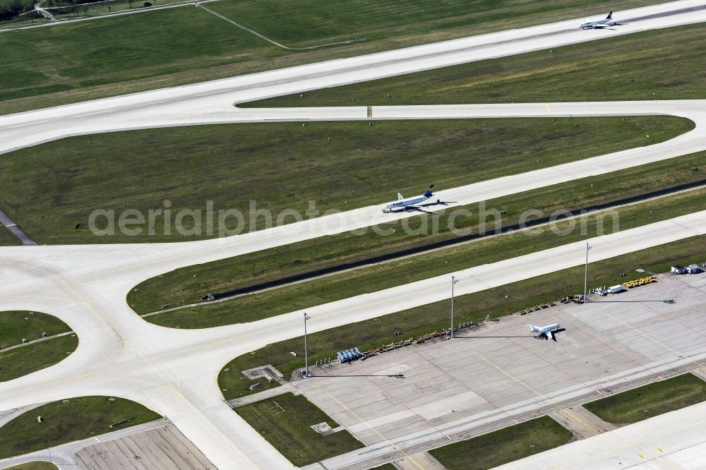 Aerial image München-Flughafen - Airliner- Passenger aircraft A320 rolling on the apron of the airport in Muenchen-Flughafen in the state Bavaria, Germany