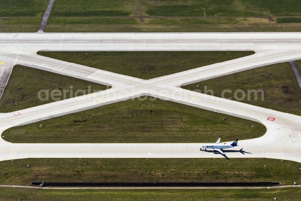 Aerial photograph München-Flughafen - Airliner- Passenger aircraft A320 rolling on the apron of the airport in Muenchen-Flughafen in the state Bavaria, Germany