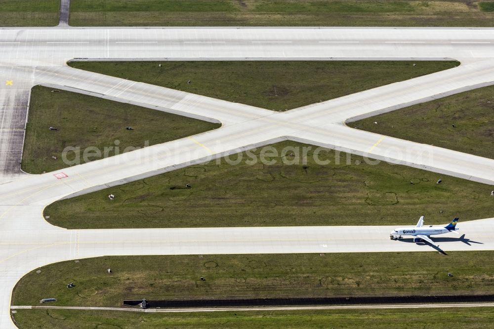 München-Flughafen from above - Airliner- Passenger aircraft A320 rolling on the apron of the airport in Muenchen-Flughafen in the state Bavaria, Germany