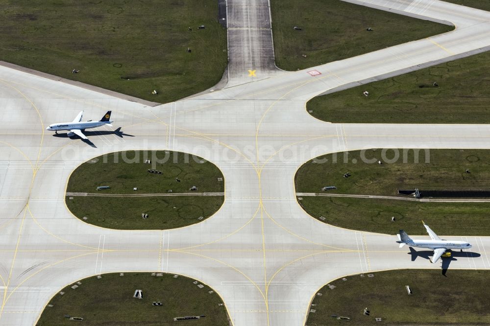 München-Flughafen from the bird's eye view: Airliner- Passenger aircraft A320 rolling on the apron of the airport in Muenchen-Flughafen in the state Bavaria, Germany