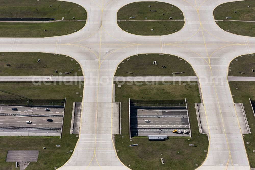 Aerial image München-Flughafen - Airliner- Passenger aircraft A320 rolling on the apron of the airport in Muenchen-Flughafen in the state Bavaria, Germany