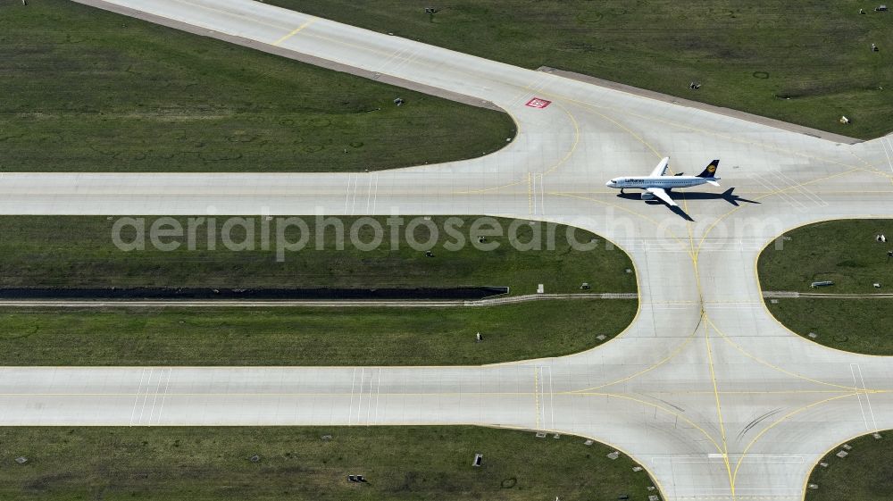 Aerial photograph München-Flughafen - Airliner- Passenger aircraft A320 rolling on the apron of the airport in Muenchen-Flughafen in the state Bavaria, Germany