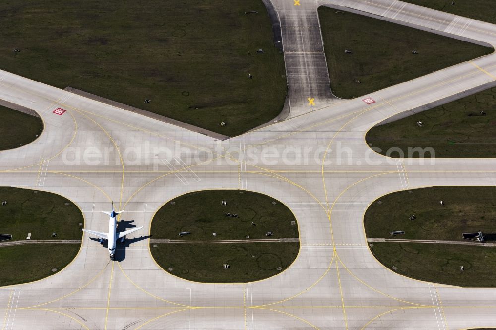 Aerial image München-Flughafen - Airliner- Passenger aircraft A320 rolling on the apron of the airport in Muenchen-Flughafen in the state Bavaria, Germany