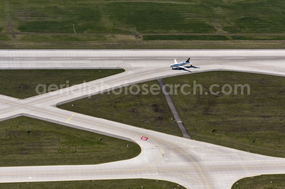 Aerial photograph München-Flughafen - Airliner- Passenger aircraft A320 rolling on the apron of the airport in Muenchen-Flughafen in the state Bavaria, Germany