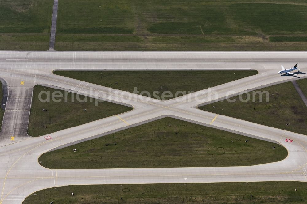 München-Flughafen from above - Airliner- Passenger aircraft A320 rolling on the apron of the airport in Muenchen-Flughafen in the state Bavaria, Germany