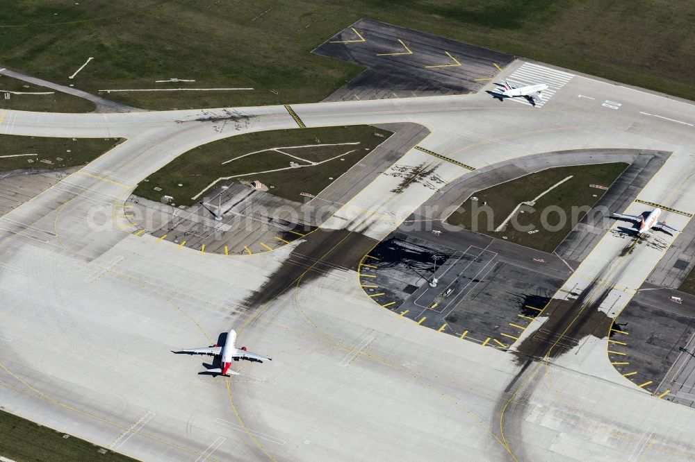 München-Flughafen from the bird's eye view: Airliner- Passenger aircraft A320 rolling on the apron of the airport in Muenchen-Flughafen in the state Bavaria, Germany