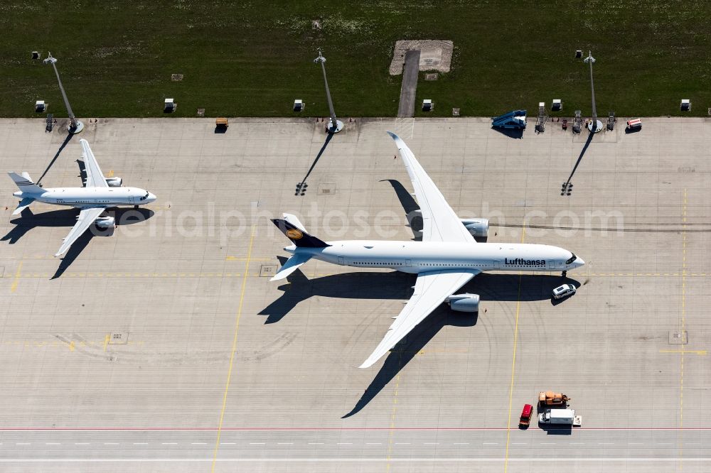 Aerial image München-Flughafen - Airliner- Passenger aircraft rolling on the apron of the airport in Muenchen-Flughafen in the state Bavaria, Germany