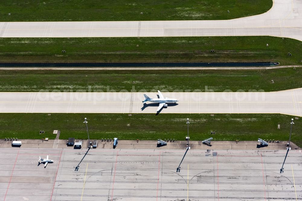 Aerial photograph München-Flughafen - Airliner- Passenger aircraft rolling on the apron of the airport in Muenchen-Flughafen in the state Bavaria, Germany