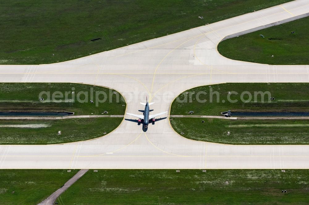 München-Flughafen from above - Airliner- Passenger aircraft rolling on the apron of the airport in Muenchen-Flughafen in the state Bavaria, Germany