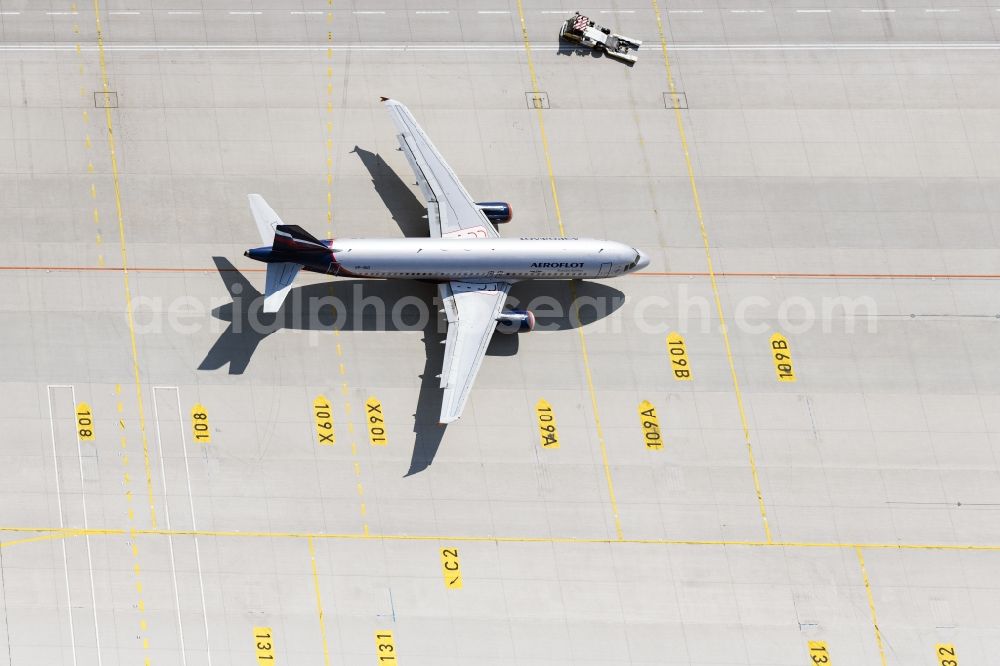 Aerial image München-Flughafen - Airliner- Passenger aircraft rolling on the apron of the airport in Muenchen-Flughafen in the state Bavaria, Germany