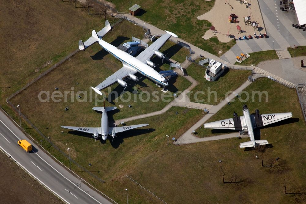 München-Flughafen from the bird's eye view: Passenger airplane of the tourism attraction Besucherpark of Flughafen Muenchen in parking position - parking area at the airport in Muenchen-Flughafen in the state Bavaria, Germany