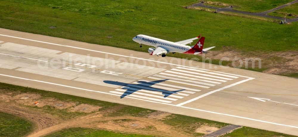 Aerial photograph Düsseldorf - Airliner on the runway of the airport Duesseldorf in the state North Rhine-Westphalia