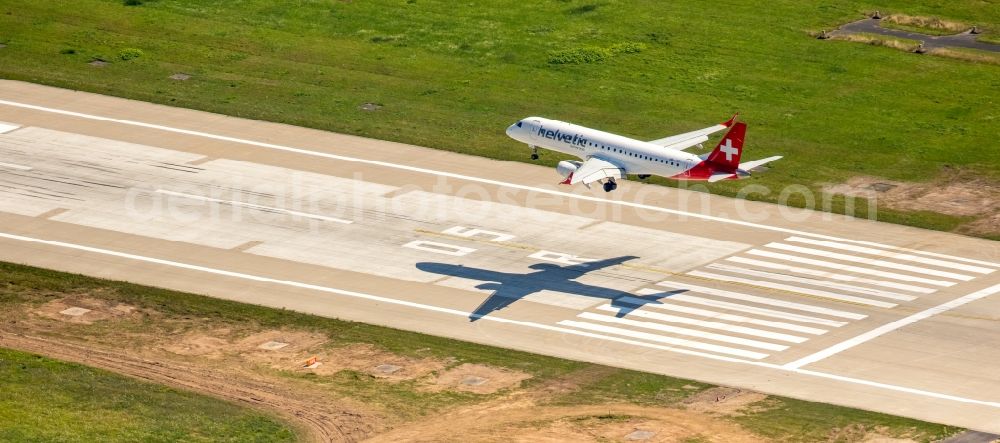 Düsseldorf from above - Airliner on the runway of the airport Duesseldorf in the state North Rhine-Westphalia