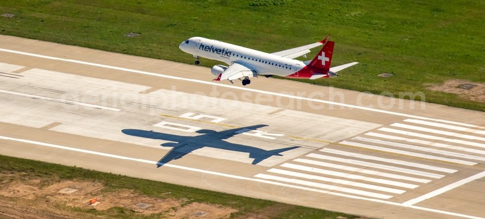 Düsseldorf from the bird's eye view: Airliner on the runway of the airport Duesseldorf in the state North Rhine-Westphalia