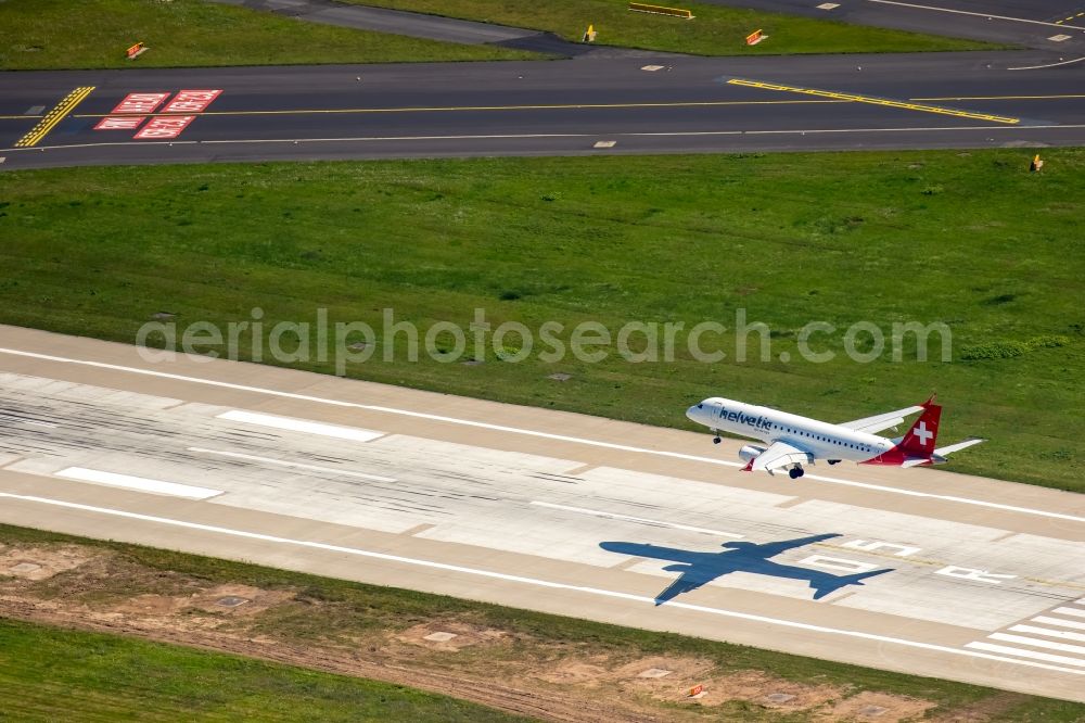 Aerial image Düsseldorf - Airliner on the runway of the airport Duesseldorf in the state North Rhine-Westphalia