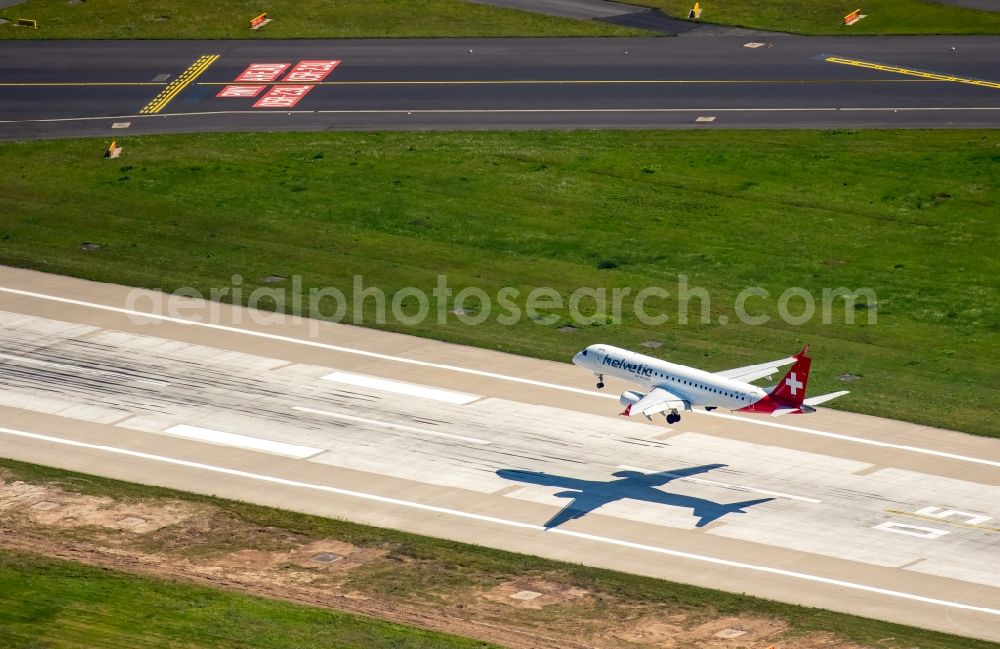 Aerial photograph Düsseldorf - Airliner on the runway of the airport Duesseldorf in the state North Rhine-Westphalia