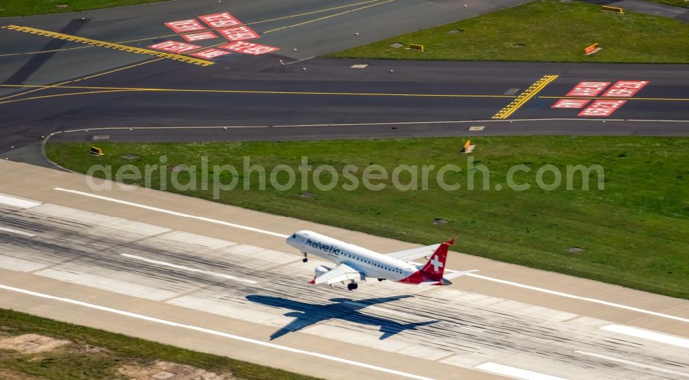 Düsseldorf from the bird's eye view: Airliner on the runway of the airport Duesseldorf in the state North Rhine-Westphalia