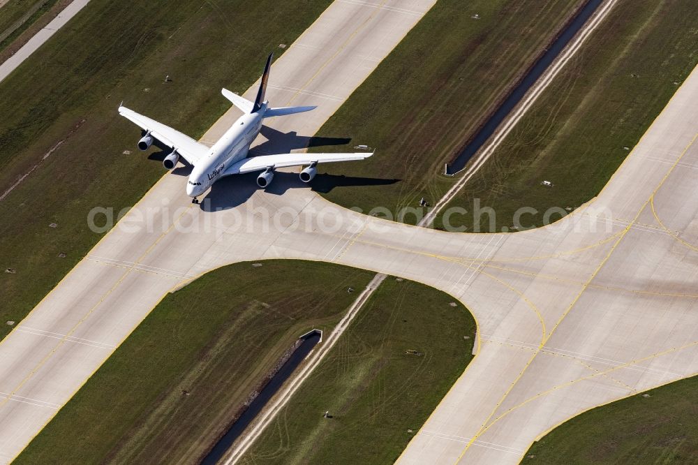 München from the bird's eye view: Airliner- Passenger aircraft A 380 of Lufthansa rolling on the apron of the airport in Munich in the state Bavaria, Germany