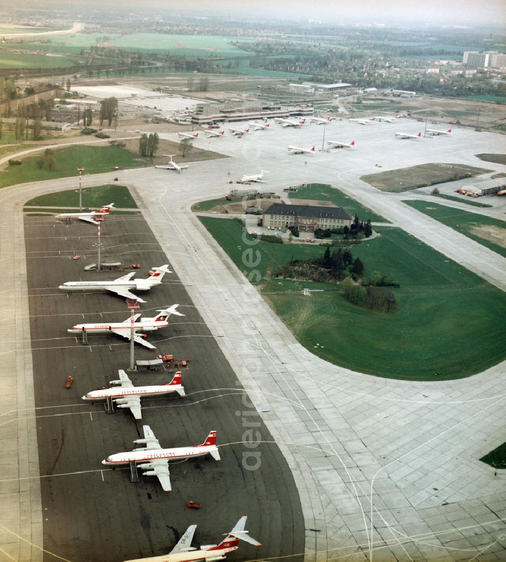 Schönefeld from above - Großraumflugzeuge / Passagierflugzeuge der Fluggesellschaften Interflug, Balkan Air und Aeroflot auf dem Flughafen Schönefeld bei Berlin. Flugzeugtypen (v.u.n.o.): Tupolev TU 134A der Interflug mit der Kennung DM SCT; Iljuschin IL 18 der Interflug mit der Kennung DM STO; Iljuschin IL 18 der Interflug mit der Kennung DM STE; Tupolew TU 154 der Balkan Air mit der Kennung LZ BTE; Iljuschin 62 der Aeroflot mit der Kennung CCCP 86616. Im Hintergrund das Empfangsgebäude mit weiteren parkend?????????????????????????????