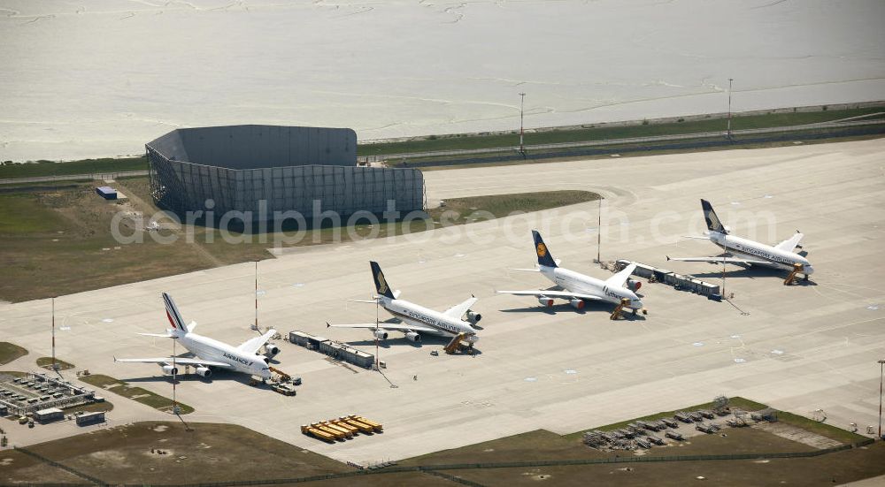 Aerial photograph Hamburg Finkenwerder - Blick auf fertige, zur Auslieferung an die bestellenden Airlines bereitstehende Passagierflugzeuge A380 auf dem Flugplatz Hamburg-Finkenwerder. Weltweit wird das Luftfahrzeug von renommierten Fluggesellschaften wie LUFTHANSA , AIR FRANCE und Singapore Airlines geflogen.