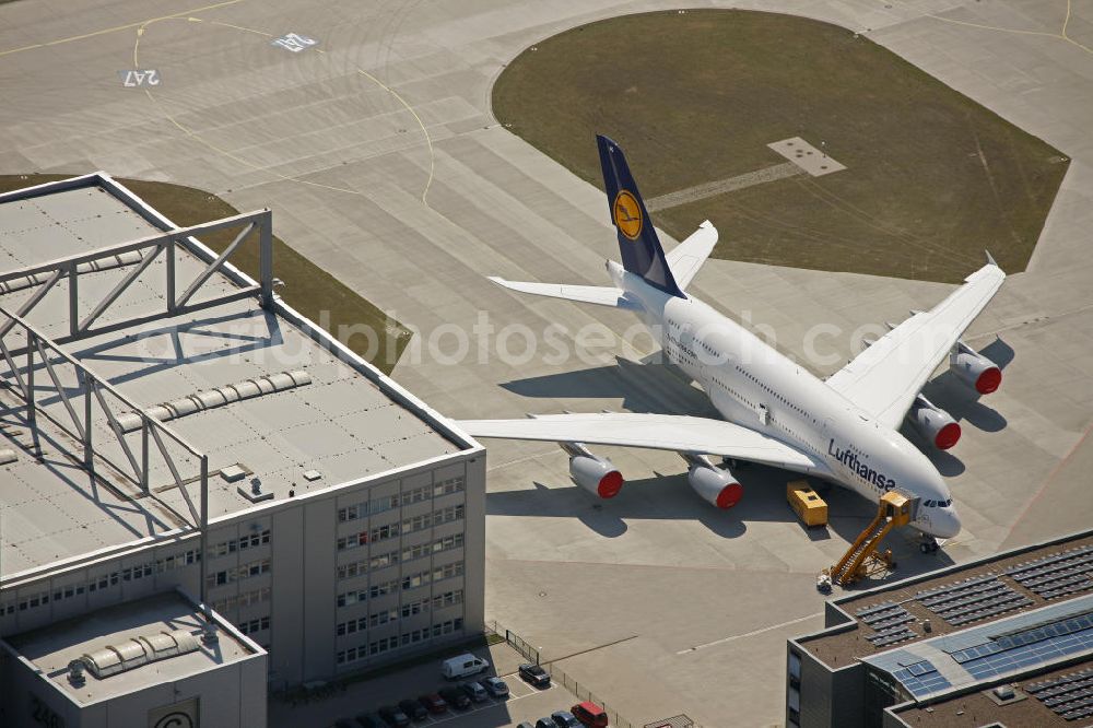 Hamburg Finkenwerder from above - Blick auf fertige, zur Auslieferung an die bestellenden Airlines bereitstehende Passagierflugzeuge A380 auf dem Flugplatz Hamburg-Finkenwerder. Weltweit wird das Luftfahrzeug von renommierten Fluggesellschaften wie LUFTHANSA , AIR FRANCE und Singapore Airlines geflogen.