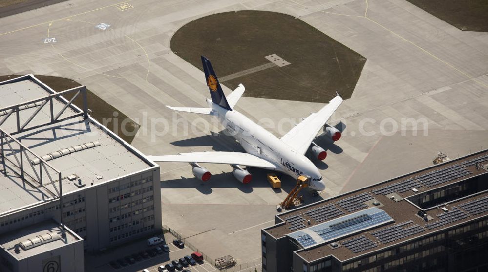 Hamburg Finkenwerder from the bird's eye view: Blick auf fertige, zur Auslieferung an die bestellenden Airlines bereitstehende Passagierflugzeuge A380 auf dem Flugplatz Hamburg-Finkenwerder. Weltweit wird das Luftfahrzeug von renommierten Fluggesellschaften wie LUFTHANSA , AIR FRANCE und Singapore Airlines geflogen.