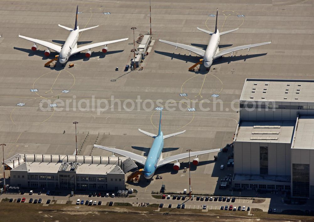 Aerial image Hamburg Finkenwerder - Blick auf fertige, zur Auslieferung an die bestellenden Airlines bereitstehende Passagierflugzeuge A380 auf dem Flugplatz Hamburg-Finkenwerder. Weltweit wird das Luftfahrzeug von renommierten Fluggesellschaften wie LUFTHANSA , AIR FRANCE und Singapore Airlines geflogen.