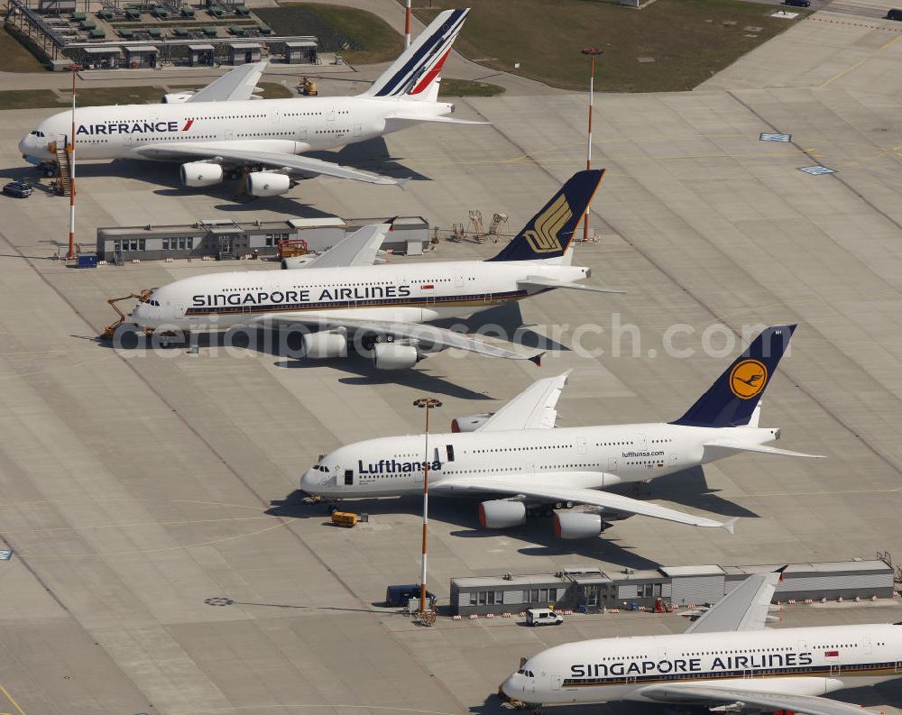 Aerial photograph Hamburg Finkenwerder - Blick auf fertige, zur Auslieferung an die bestellenden Airlines bereitstehende Passagierflugzeuge A380 auf dem Flugplatz Hamburg-Finkenwerder. Weltweit wird das Luftfahrzeug von renommierten Fluggesellschaften wie LUFTHANSA , AIR FRANCE und Singapore Airlines geflogen.