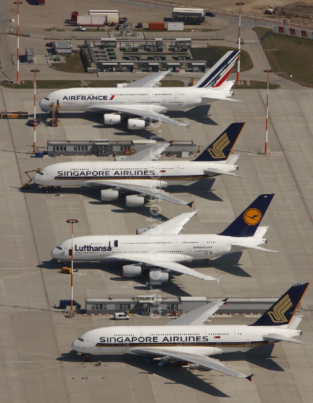 Hamburg Finkenwerder from above - Blick auf fertige, zur Auslieferung an die bestellenden Airlines bereitstehende Passagierflugzeuge A380 auf dem Flugplatz Hamburg-Finkenwerder. Weltweit wird das Luftfahrzeug von renommierten Fluggesellschaften wie LUFTHANSA , AIR FRANCE und Singapore Airlines geflogen.