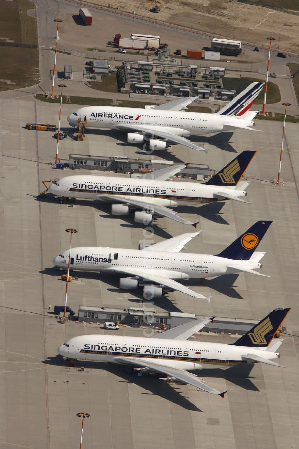 Aerial image Hamburg Finkenwerder - Blick auf fertige, zur Auslieferung an die bestellenden Airlines bereitstehende Passagierflugzeuge A380 auf dem Flugplatz Hamburg-Finkenwerder. Weltweit wird das Luftfahrzeug von renommierten Fluggesellschaften wie LUFTHANSA , AIR FRANCE und Singapore Airlines geflogen.