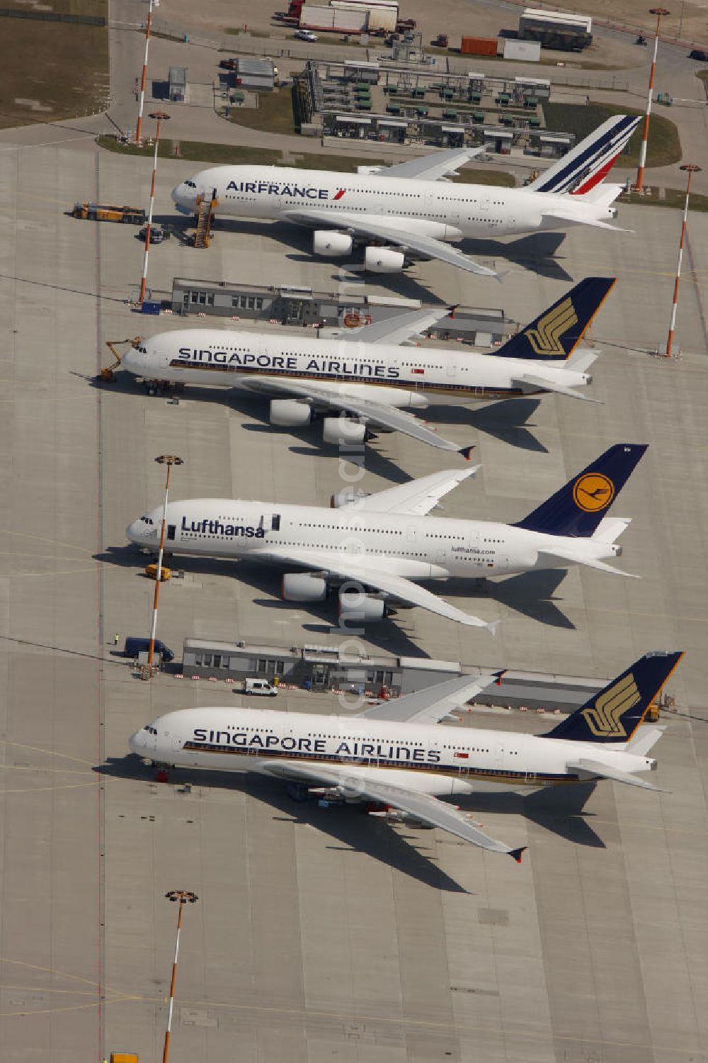 Aerial photograph Hamburg Finkenwerder - Blick auf fertige, zur Auslieferung an die bestellenden Airlines bereitstehende Passagierflugzeuge A380 auf dem Flugplatz Hamburg-Finkenwerder. Weltweit wird das Luftfahrzeug von renommierten Fluggesellschaften wie LUFTHANSA , AIR FRANCE und Singapore Airlines geflogen.