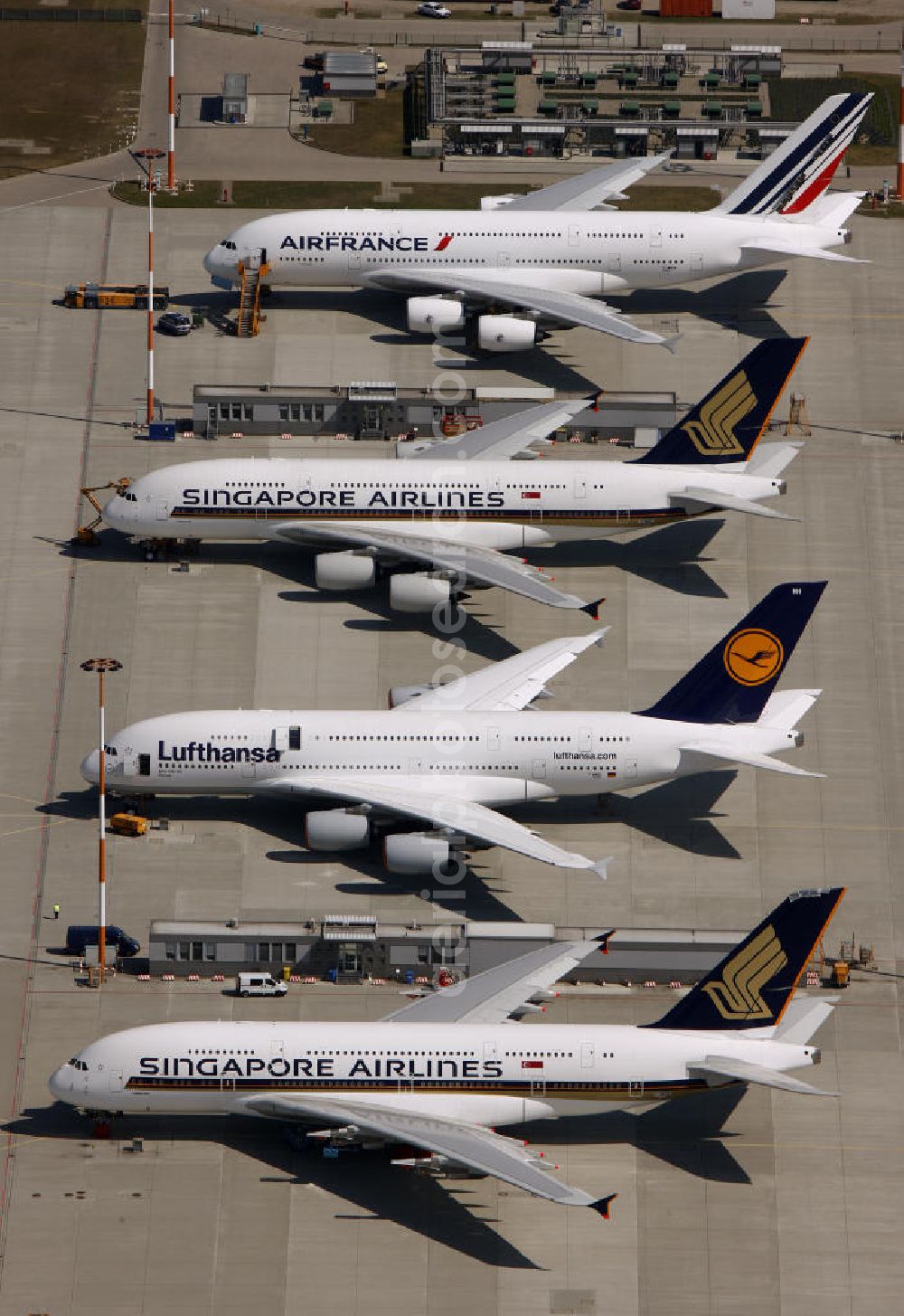 Hamburg Finkenwerder from above - Blick auf fertige, zur Auslieferung an die bestellenden Airlines bereitstehende Passagierflugzeuge A380 auf dem Flugplatz Hamburg-Finkenwerder. Weltweit wird das Luftfahrzeug von renommierten Fluggesellschaften wie LUFTHANSA , AIR FRANCE und Singapore Airlines geflogen.