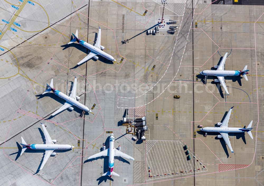 Düsseldorf from above - Passenger airplanes crisis related in parking position - parking area at the airport in the district Lohausen in Duesseldorf in the state North Rhine-Westphalia, Germany