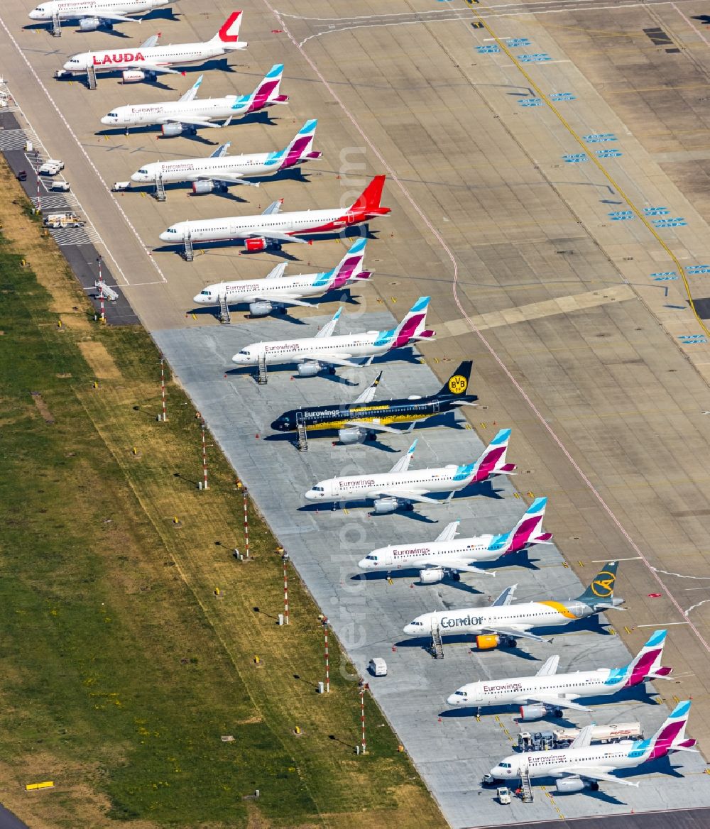 Aerial image Düsseldorf - Passenger airplanes crisis related in parking position - parking area at the airport in the district Lohausen in Duesseldorf in the state North Rhine-Westphalia, Germany