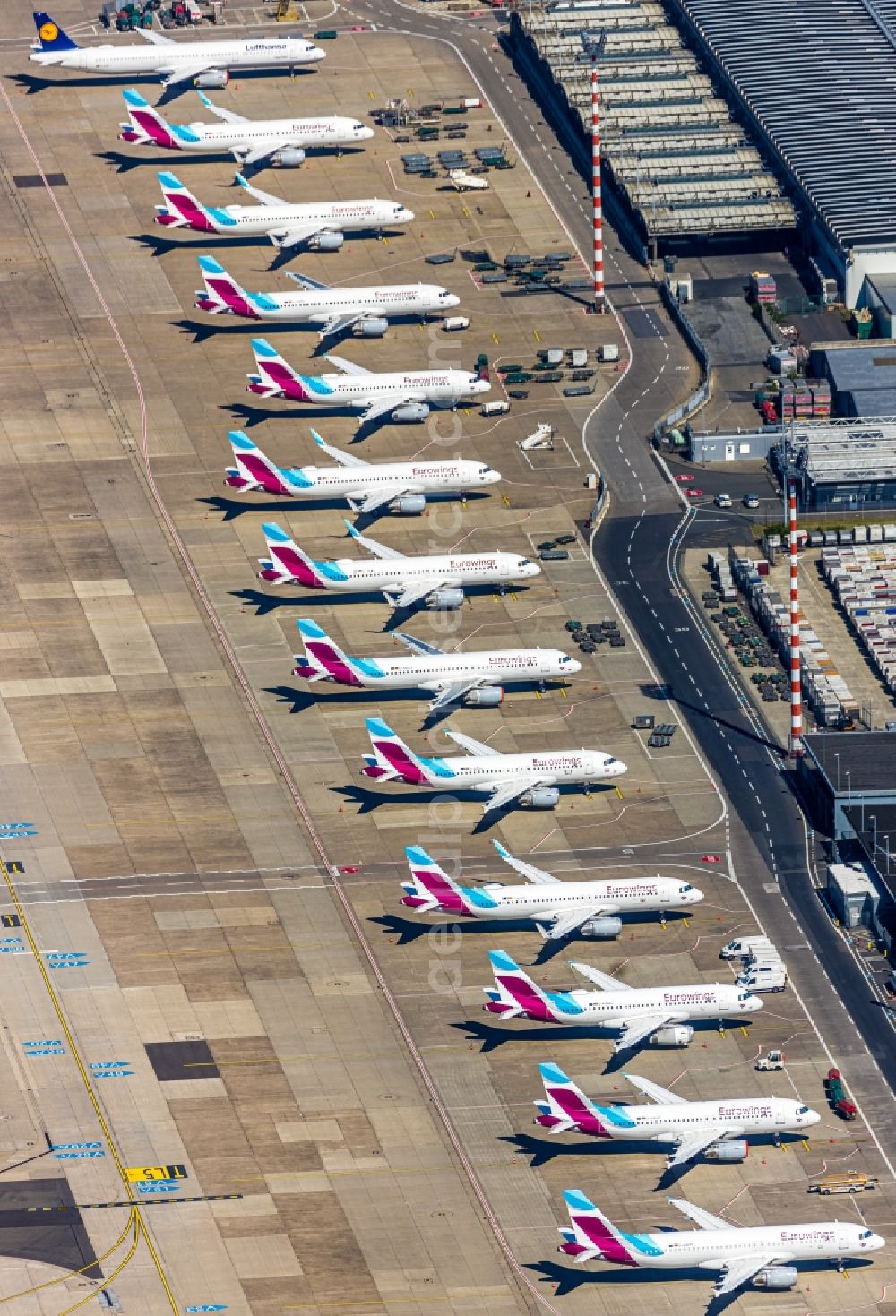 Düsseldorf from above - Passenger airplanes crisis related in parking position - parking area at the airport in the district Lohausen in Duesseldorf in the state North Rhine-Westphalia, Germany