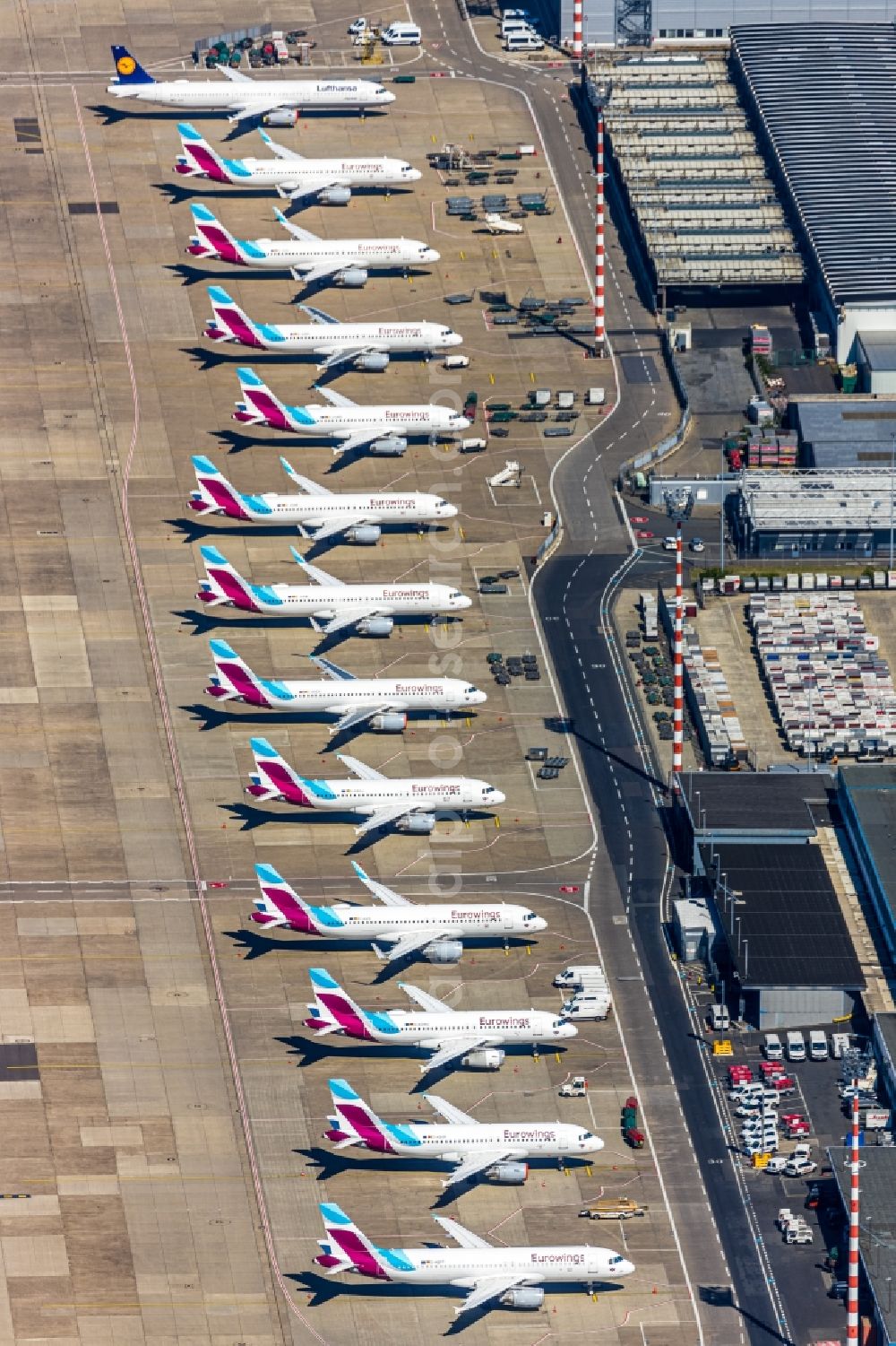 Aerial image Düsseldorf - Passenger airplanes crisis related in parking position - parking area at the airport in the district Lohausen in Duesseldorf in the state North Rhine-Westphalia, Germany