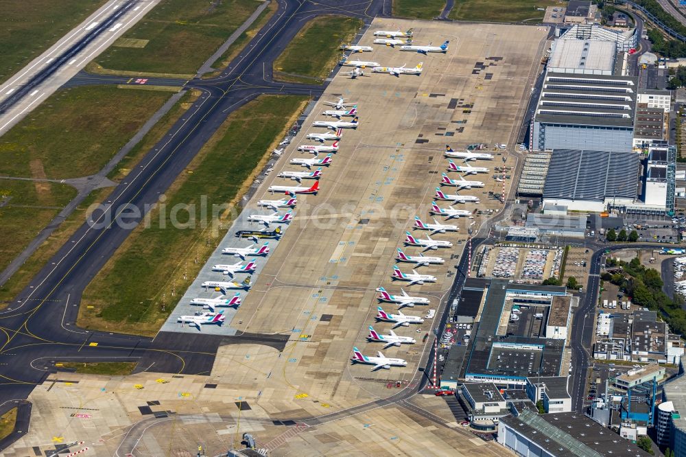 Düsseldorf from above - Passenger airplanes crisis related in parking position - parking area at the airport in the district Lohausen in Duesseldorf in the state North Rhine-Westphalia, Germany