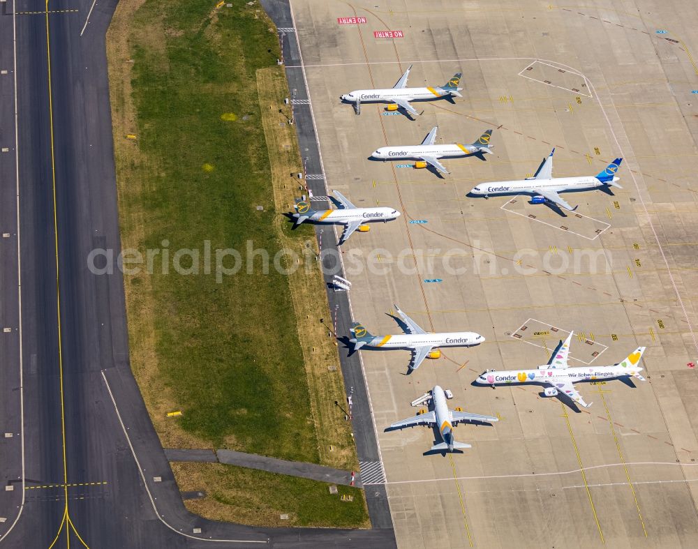 Düsseldorf from above - Passenger airplanes crisis related in parking position - parking area at the airport in the district Lohausen in Duesseldorf in the state North Rhine-Westphalia, Germany