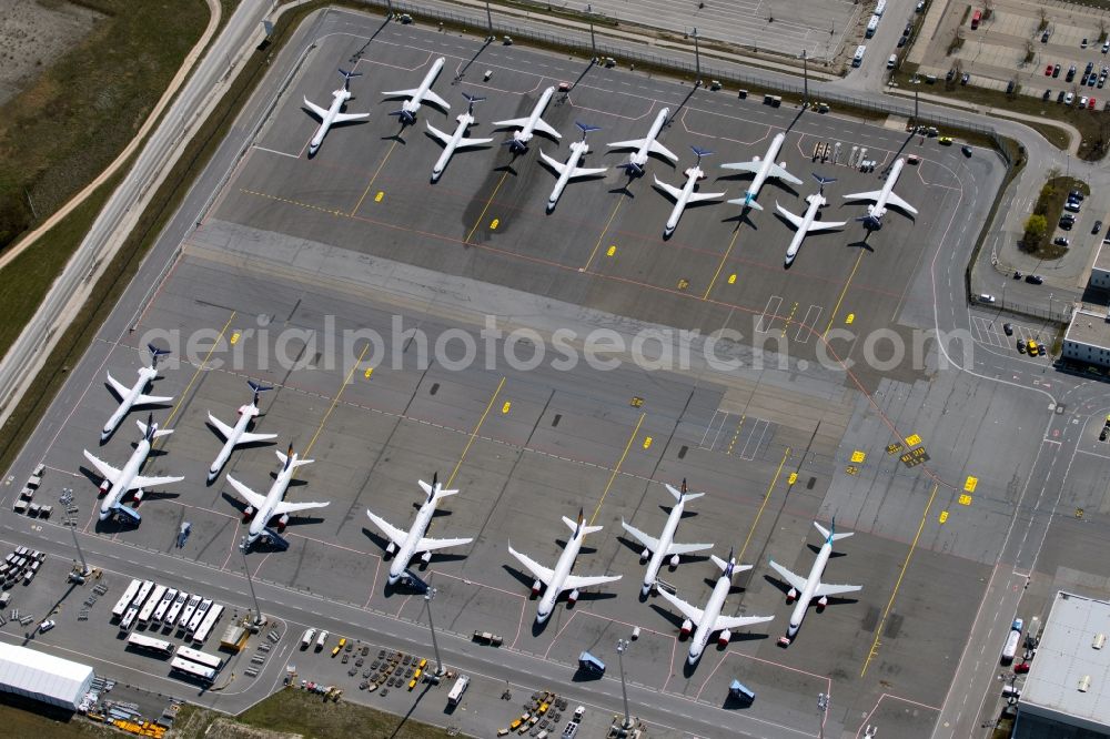 München-Flughafen from the bird's eye view: Passenger aircraft decommissioned due to the crisis on the parking positions and parking space at the airport in Munich in the state Bavaria, Germany